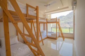 um quarto beliche com 2 beliches e uma janela em Perfectstayz Value Alpine Near Laxman Jhula em Rishikesh