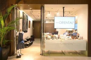 Ein Geschäft mit einer Schaufensterpuppe vor dem Fenster in der Unterkunft Oriental Hotel Hiroshima in Hiroshima + 84 Fotos