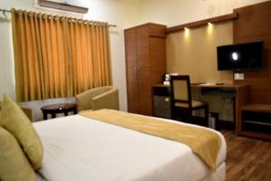 Postel nebo postele na pokoji v ubytování Hotel Aerocity Golden New Delhi Airport