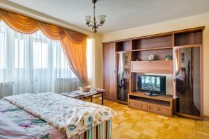 Apartment on Voroshilovskiy房間的床