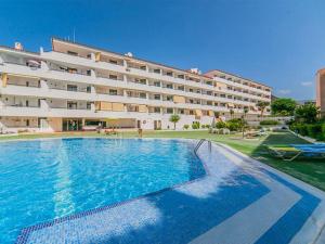 una gran piscina frente a un edificio en Encantador Apartamento con Terraza, Los Cristianos, en Los Cristianos