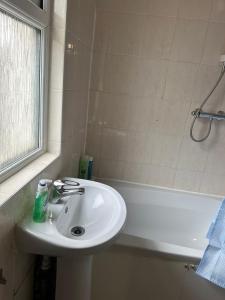 Ένα μπάνιο στο Cosy Studio Flat Forest Road