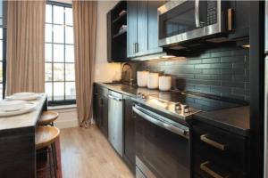Η κουζίνα ή μικρή κουζίνα στο 1 Bedroom apt suite Wifi fitness room Deep Ellum-FIFA WORLD CUP 2026