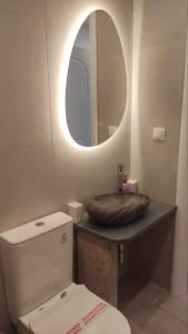 Bilik mandi di Gea luxury apartment Myrina 2 +13 gambar