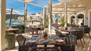 Restaurace v ubytování Nana & Nona Luštica Bay