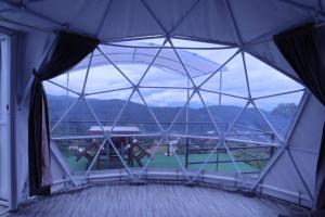 Nespecifikovaný výhled na hory nebo výhled na hory při pohledu z luxury tent