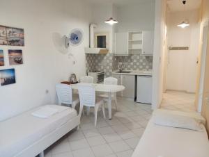 アギア・ペラギアにあるRenia Studiosのテーブルと椅子のあるキッチンとダイニングルーム