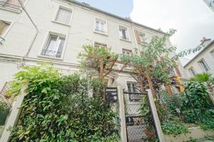 Κήπος έξω από το Appartement idéal famille, en duplex et au calme, au pied du métro "Mairie de Saint Ouen"