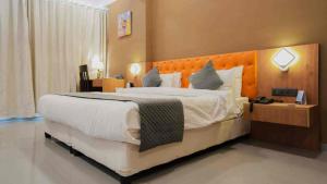 Postel nebo postele na pokoji v ubytování Hotel Aerocity Golden New Delhi Airport