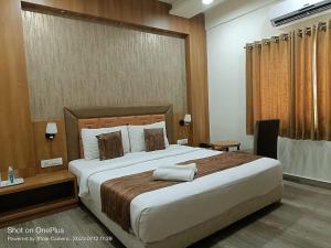 Postel nebo postele na pokoji v ubytování Hotel Aerocity Golden New Delhi Airport