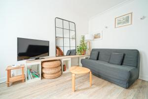 Μια τηλεόραση ή/και κέντρο ψυχαγωγίας στο Appartement idéal famille, en duplex et au calme, au pied du métro "Mairie de Saint Ouen"
