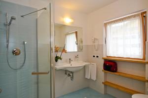 Koupelna v ubytování Residence Ciasa Mirasas