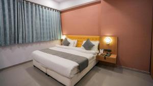 Postel nebo postele na pokoji v ubytování Hotel Aerocity Golden New Delhi Airport