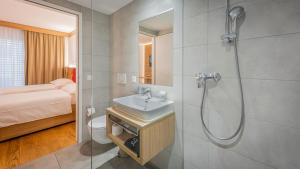 Koupelna v ubytování Los Lorentes Hotel Bern City + 37 fotografií