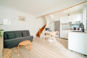 Η κουζίνα ή μικρή κουζίνα στο Appartement idéal famille, en duplex et au calme, au pied du métro "Mairie de Saint Ouen"