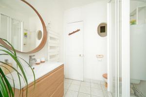 Ένα μπάνιο στο Appartement idéal famille, en duplex et au calme, au pied du métro "Mairie de Saint Ouen" +8 φωτογραφίες