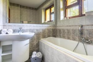 Kúpeľňa v ubytovaní Willa Brylówka - komfortowa willa na wyłączność - 15 minut pieszo do Krupówek IZBY PODHALAŃSKIE