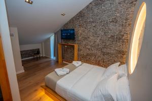 Μια τηλεόραση ή/και κέντρο ψυχαγωγίας στο Hotel Jezerca Theth