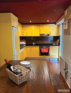 A kitchen or kitchenette at Apartamentos dúplex en Casa Rural Fundanal en Hoz de Jaca