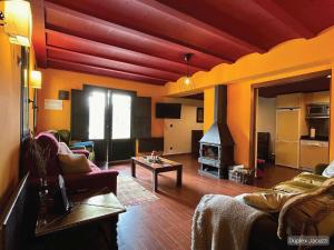 A television and/or entertainment centre at Apartamentos dúplex en Casa Rural Fundanal en Hoz de Jaca