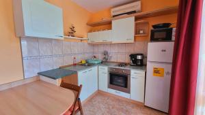 Kuchyňa alebo kuchynka v ubytovaní Studio in Balatonlelle 33519