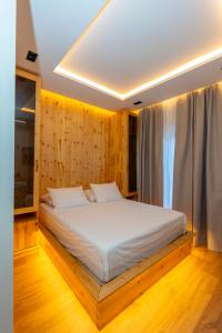 Ένα ή περισσότερα κρεβάτια σε δωμάτιο στο Hotel Jezerca Theth