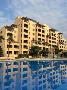 Bazén v ubytování F36 Samarah Resort Apartment nebo v jeho okolí