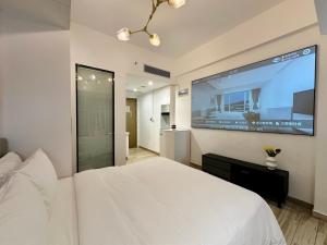 Una cama o camas en una habitación de Golden Central Hotel Serviced Residence-Xin Hao E Du金中环服务公寓新浩e都店