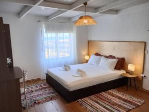 Postel nebo postele na pokoji v ubytování Afiartis Almira Cottage