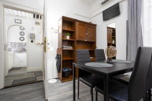 Televízia a/alebo spoločenská miestnosť v ubytovaní Gecko Centrum Studio Apartman