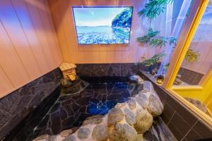 大阪旅館竹のや 貸切サウナ風呂 "道頓堀5分"なんば10分"的窗户房子中的游泳池