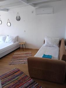 Postel nebo postele na pokoji v ubytování Afiartis Almira Cottage