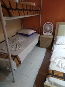 Rúm í herbergi á Hotel Hostel J'adore