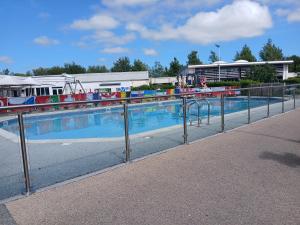 Bazén v ubytování 3-Bed Caravan - Haven Lakeland Leisure Park nebo v jeho okolí