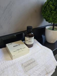 a bottle ofblocking soap on a towel next to a plant at AP CENTRO Campinas in Campinas +12 photos