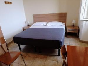 A bed or beds in a room at Hotel Pensione Cundari Még 37 kép