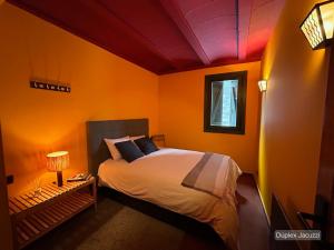 A bed or beds in a room at Apartamentos dúplex en Casa Rural Fundanal en Hoz de Jaca