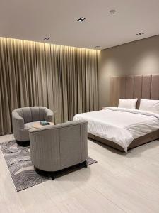 una camera da letto con un letto, un divano e una sedia di Darina Serviced Apartments a Riyad