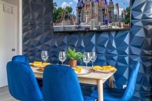 Ruang duduk di Cozy apt 2 bedrooms 1 mile Universal Studios