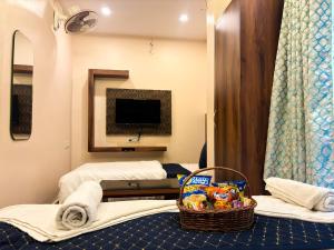 TV a/nebo společenská místnost v ubytování HOTEL VIA GANGA INN ! గంగా ఇన్ ద్వారా హోటల్ VARANASI! FULLY AIR-CONDITIONED HOTEL AT PRIME LOCATION WITH ROOFTOP GANGES VIEW! 2 Min walking distance from ASSI GHAT ,NEAR KASHI VISHWANATH TEMPLE