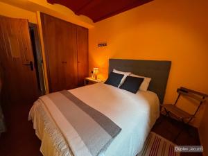 A bed or beds in a room at Apartamentos dúplex en Casa Rural Fundanal en Hoz de Jaca