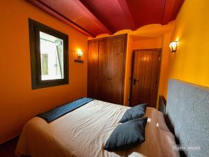 A bed or beds in a room at Apartamentos dúplex en Casa Rural Fundanal en Hoz de Jaca