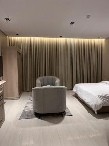 una camera da letto con un letto, un divano e una sedia di Darina Serviced Apartments a Riyad Altre 53 foto