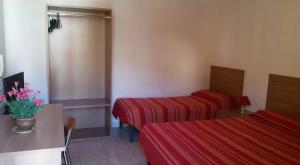 Postel nebo postele na pokoji v ubytování Hotel Pensione Cundari