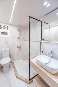 a bathroom with a sink and a toilet at Moderne Suite I Smart-TV I Klimaanlage I Zamalek in Cairo