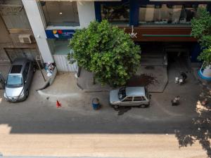 an overhead view of two cars parked in front of a building at Moderne Suite I Smart-TV I Klimaanlage I Zamalek in Cairo