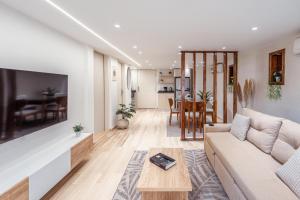 a living room with a couch and a table at Moderne Suite I Smart-TV I Klimaanlage I Zamalek in Cairo