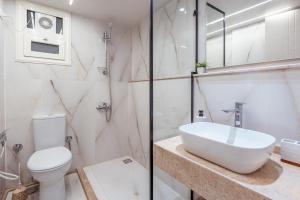 a bathroom with a sink and a toilet at Moderne Suite I Smart-TV I Klimaanlage I Zamalek in Cairo +12 photos