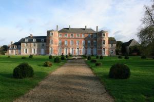 una casa grande con un camino delante de ella en Château De Denonville, en Denonville