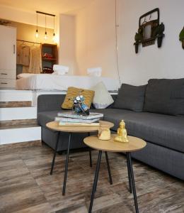 una sala de estar con un sofá y una mesa en Charlotte Townhouse, en Komotiní